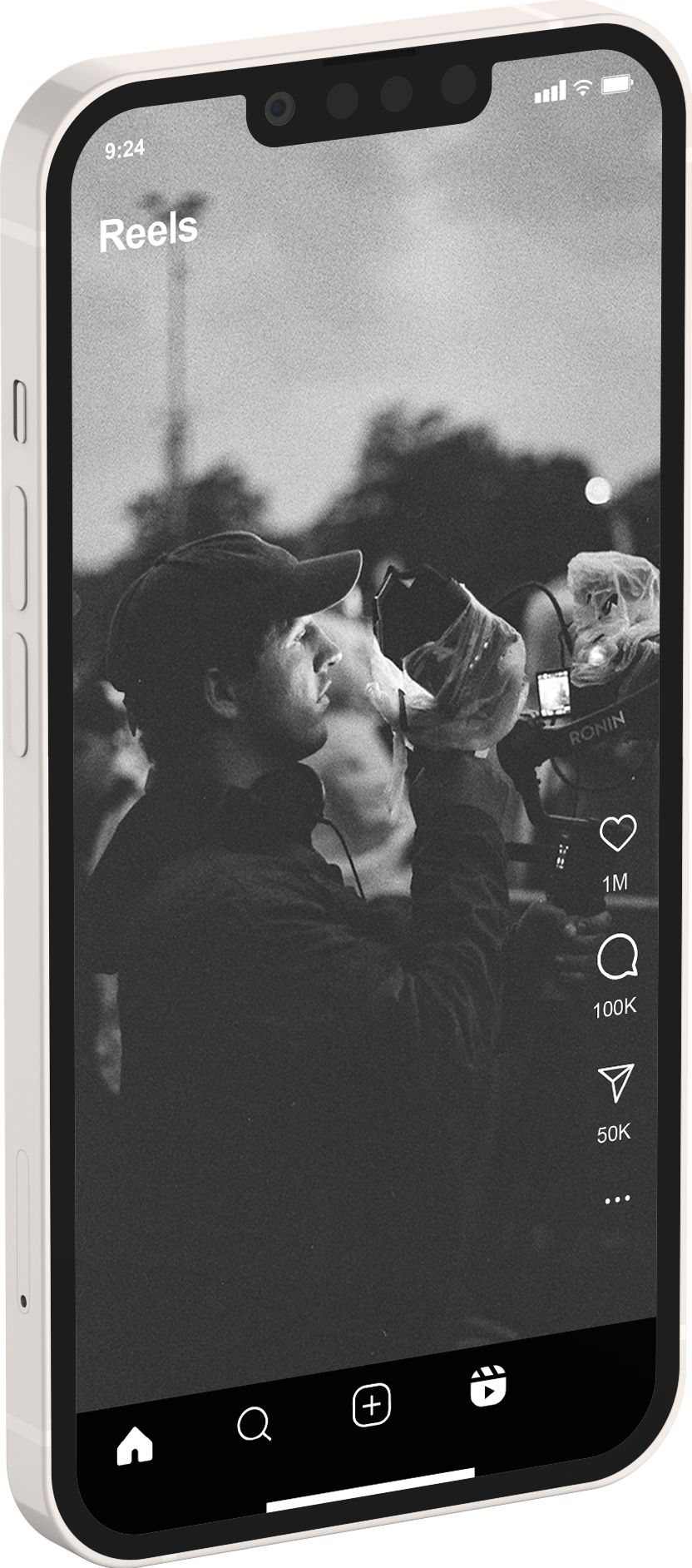 Smartphone zeigt ein Instagram-Reel mit einem Schwarz-Weiß-Foto vom Dreh: Kameramann mit Equipment
